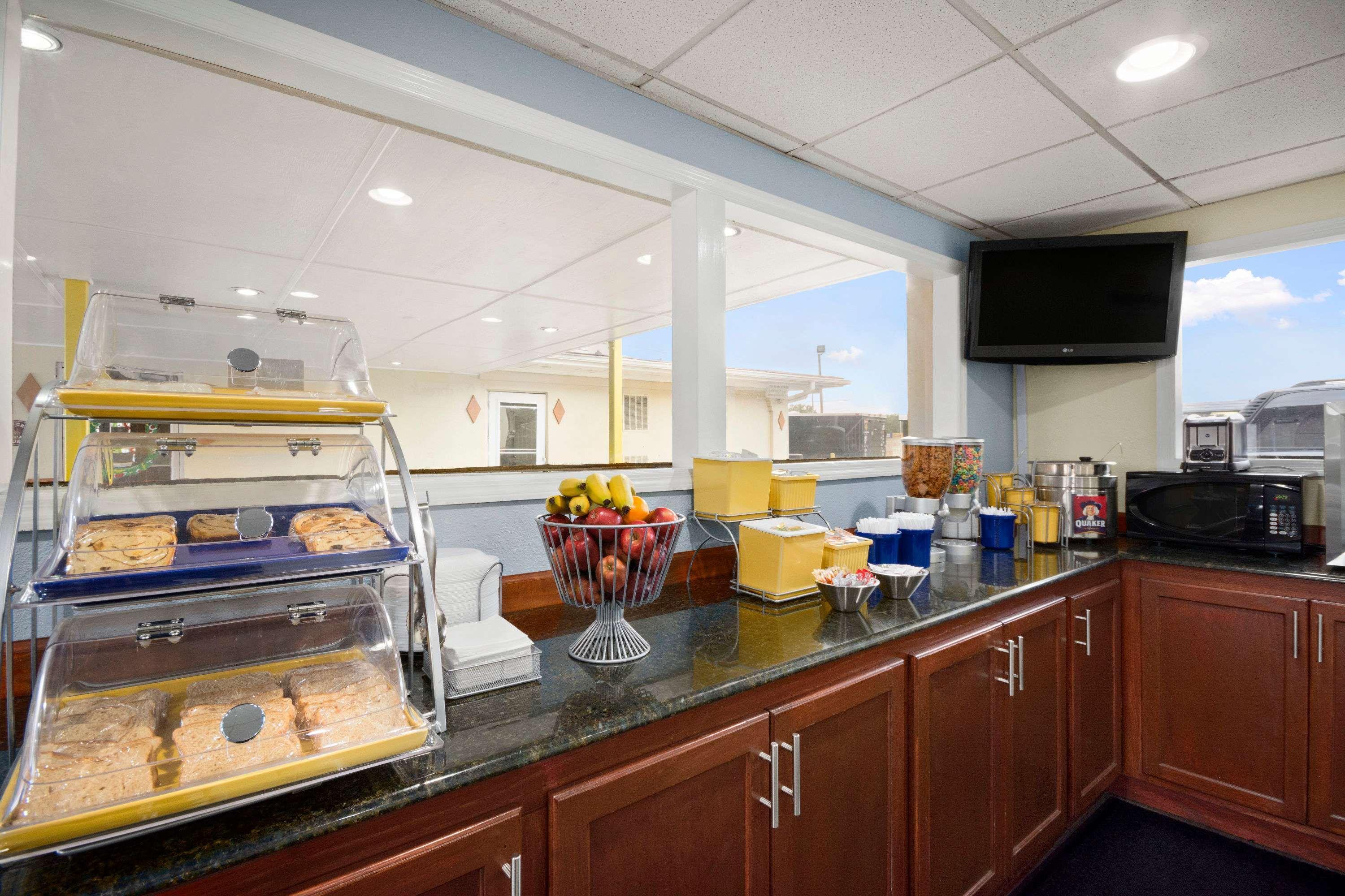 Days Inn By Wyndham Jacksonville Nc Exterior photo