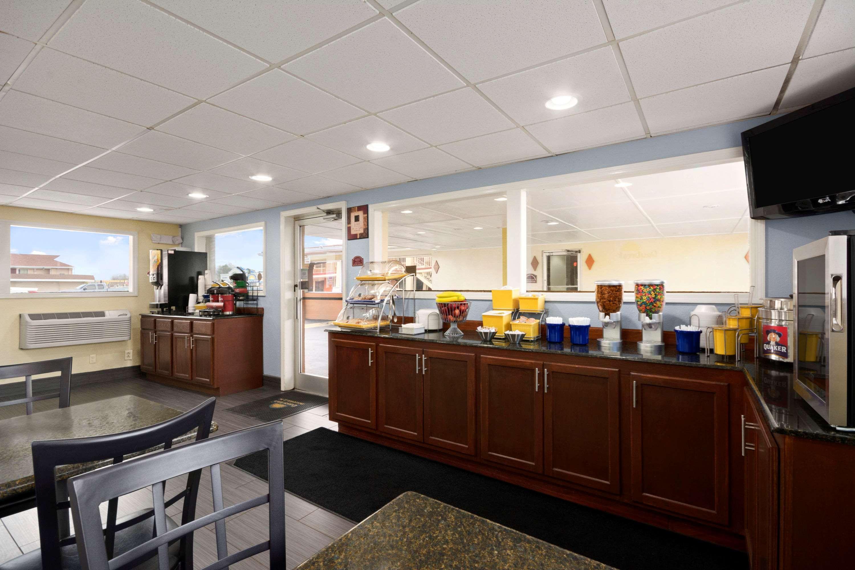Days Inn By Wyndham Jacksonville Nc Exterior photo