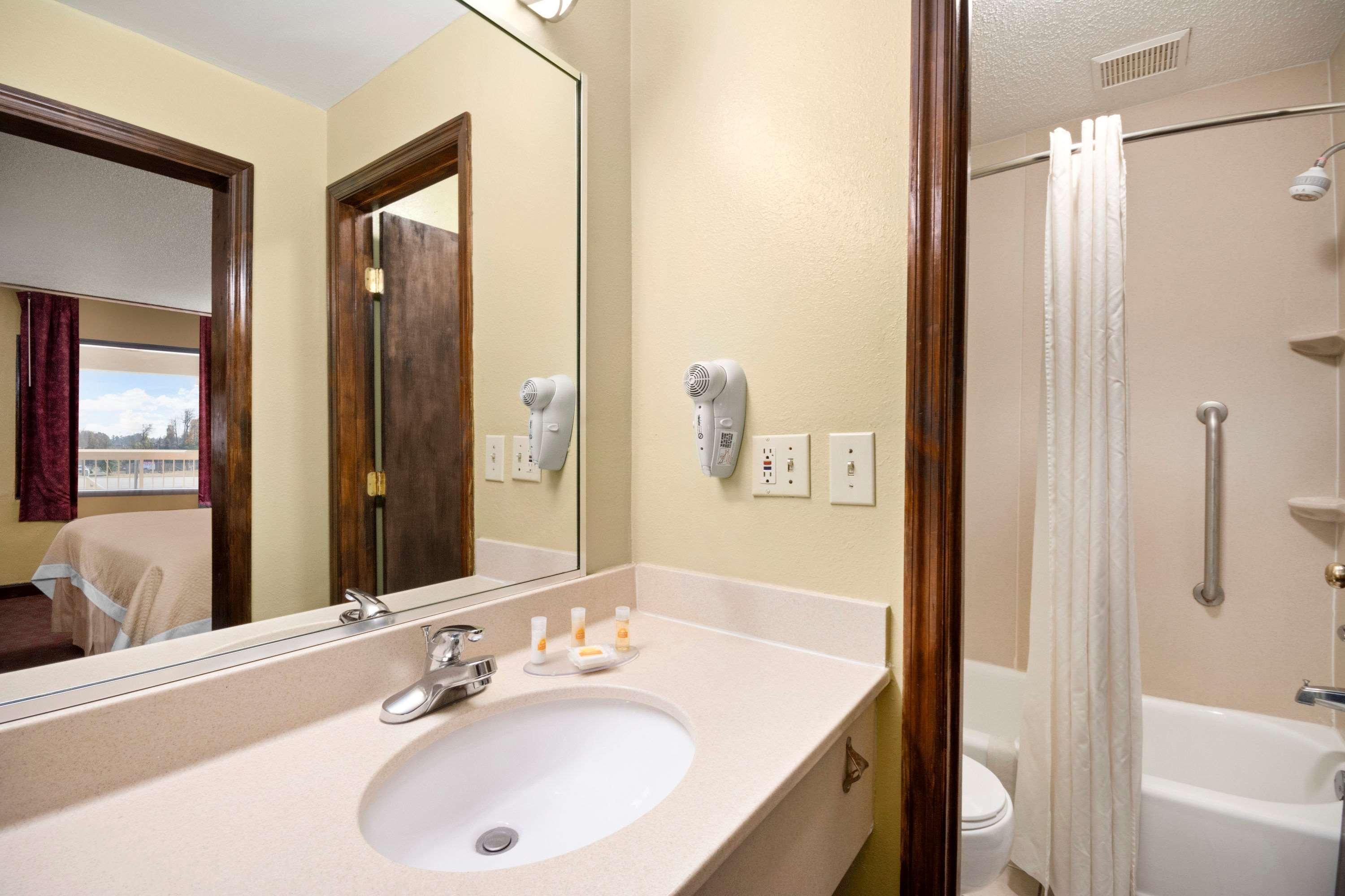 Days Inn By Wyndham Jacksonville Nc Exterior photo